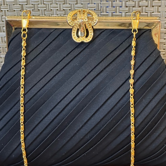 🌟HP🌟VTG 1960 Black Pleat & Fancy Lift Clasp Walborg Evening Bag Gold Byzantine - Picture 2 of 14